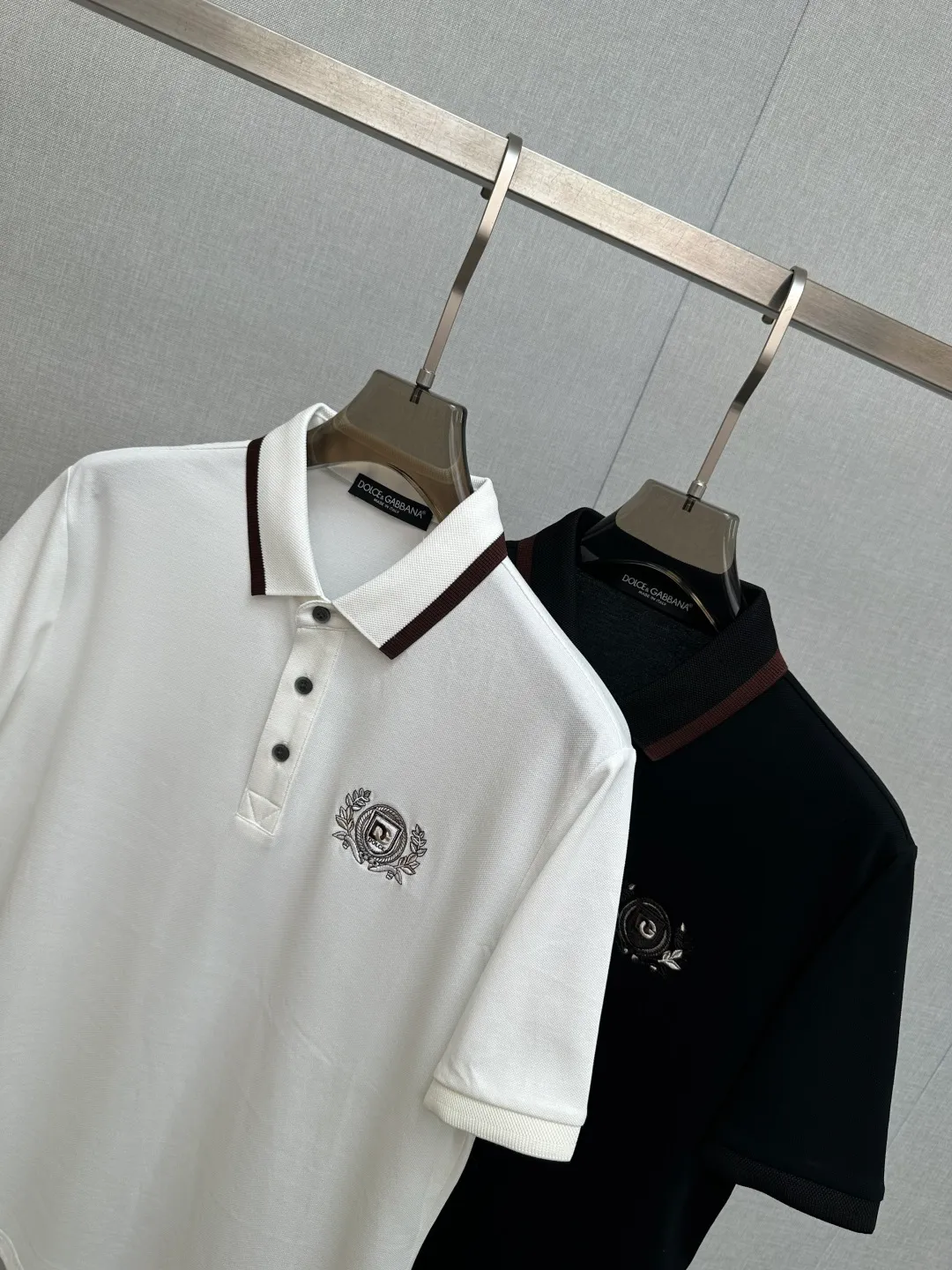 LP Spring and Summer New Arrival's first counter is the latest New Arrival lapel short-sleeved, refreshing and breathable. Premium customized design, avant-garde and fashionable! The brand logo is designed with heavy craftsmanship. It feels soft. It is comfortable to wear. It has exquisite counter-level stitching. It has fine workmanship. The upper body effect is incomparably handsome! A must-have item for a stylish man! Sizes:M-3XL